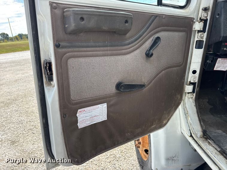 image for item DO2223 1998 International 4900 box truck