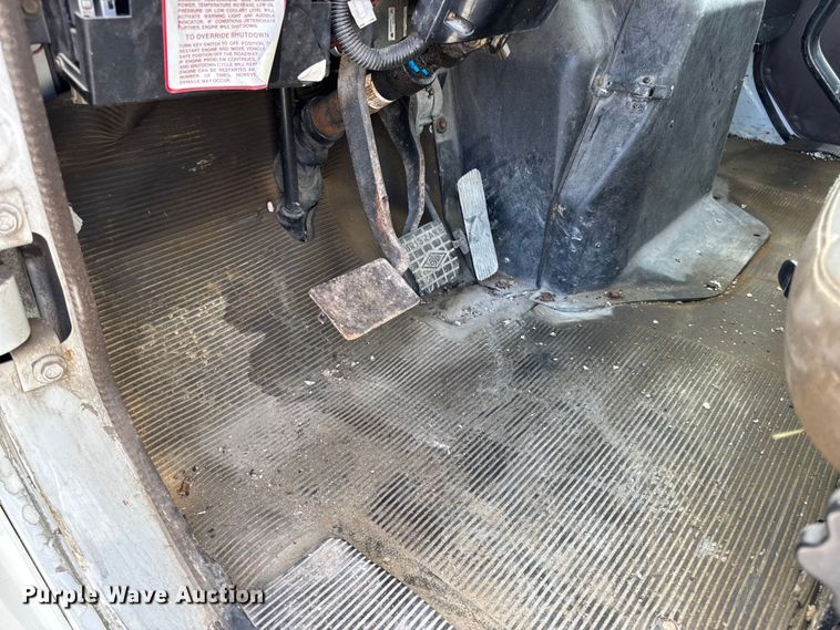 image for item DO2223 1998 International 4900 box truck