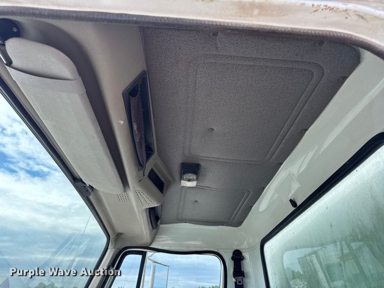 image for item DO2223 1998 International 4900 box truck