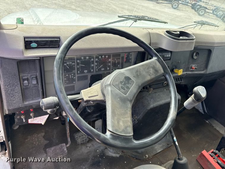 image for item DO2223 1998 International 4900 box truck