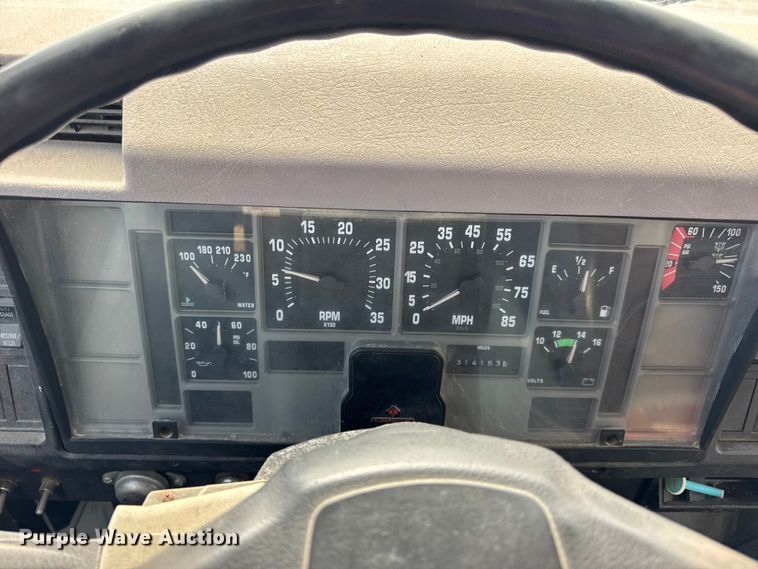 image for item DO2223 1998 International 4900 box truck