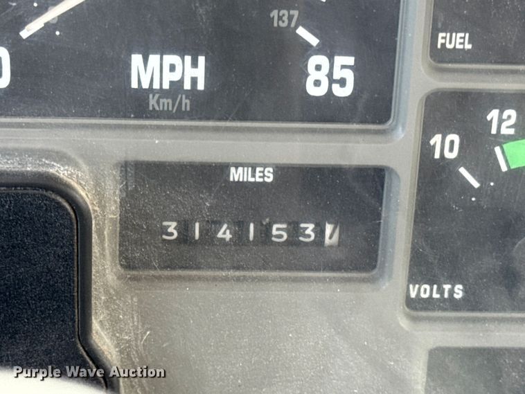 image for item DO2223 1998 International 4900 box truck