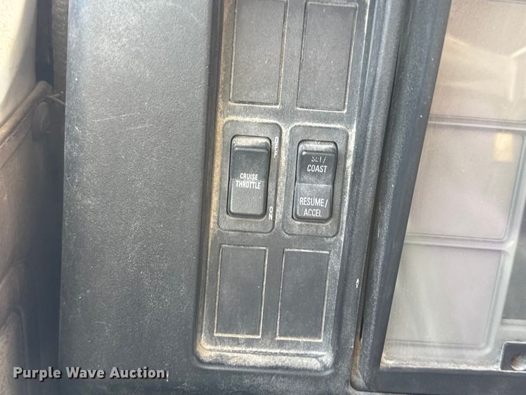 image for item DO2223 1998 International 4900 box truck