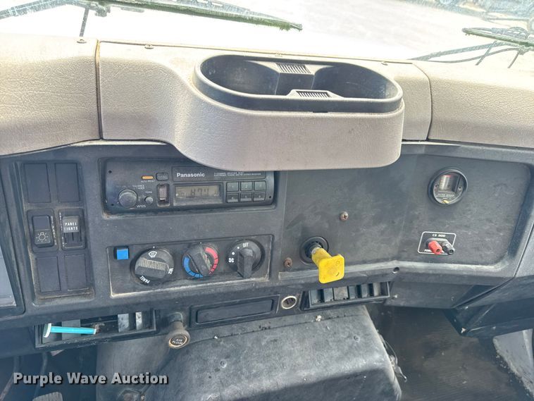 image for item DO2223 1998 International 4900 box truck