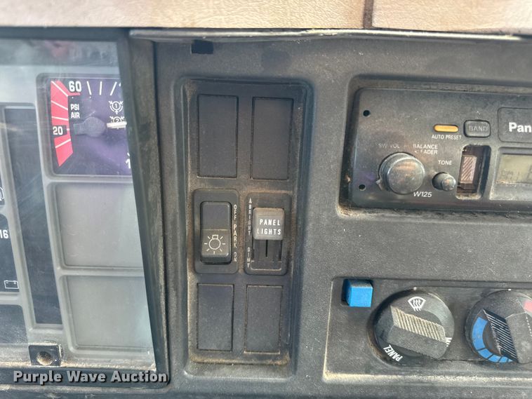 image for item DO2223 1998 International 4900 box truck