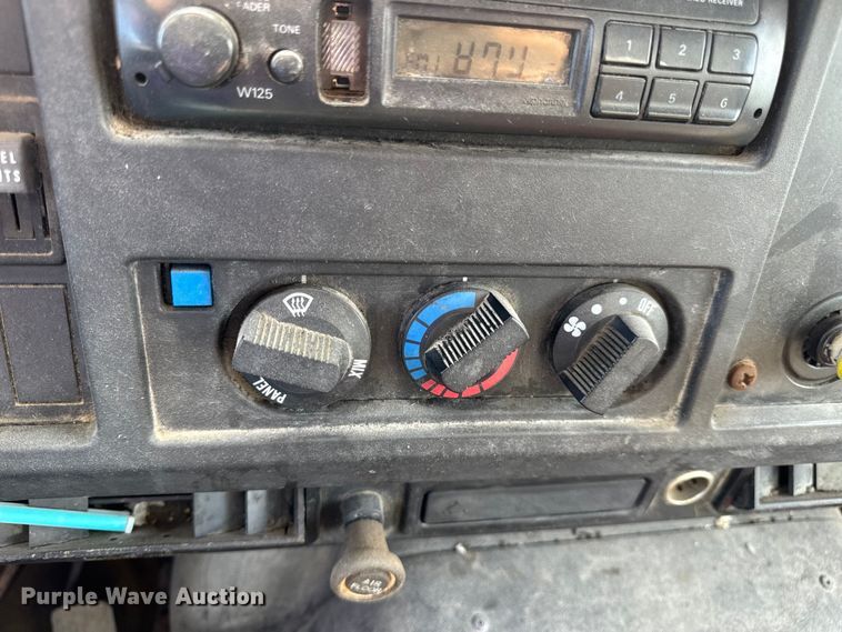 image for item DO2223 1998 International 4900 box truck