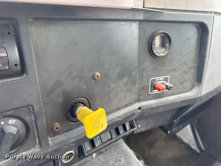 image for item DO2223 1998 International 4900 box truck