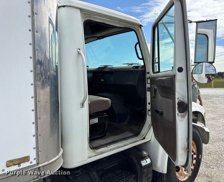 image for item DO2223 1998 International 4900 box truck