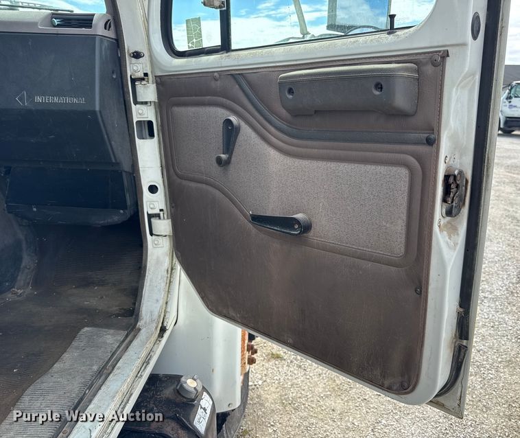 image for item DO2223 1998 International 4900 box truck