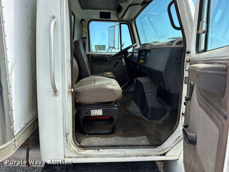 image for item DO2223 1998 International 4900 box truck