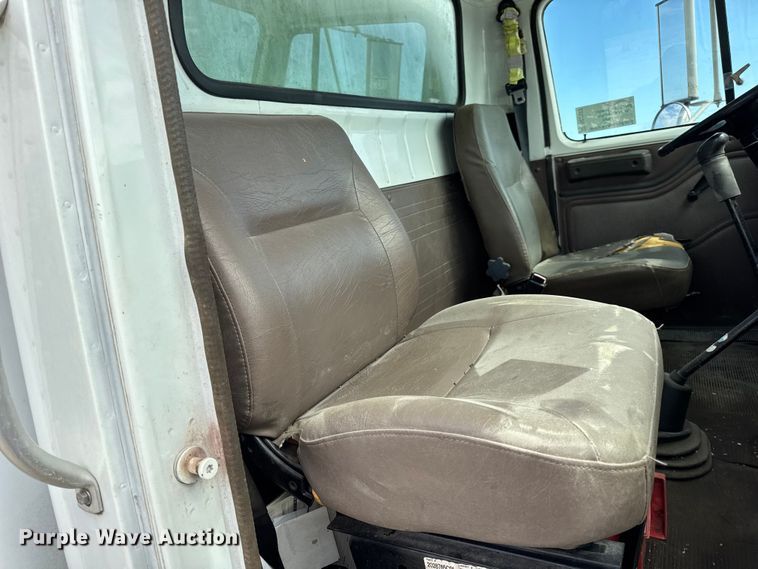 image for item DO2223 1998 International 4900 box truck