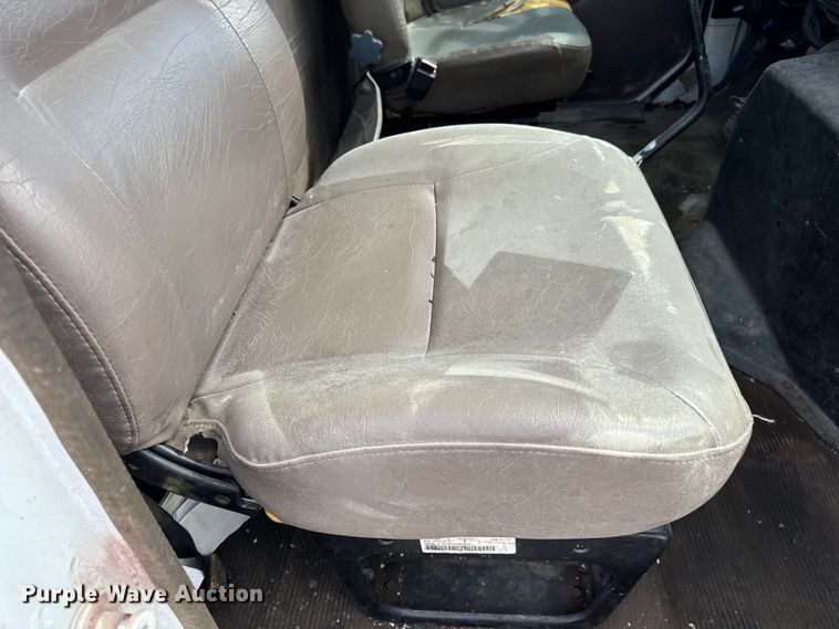 image for item DO2223 1998 International 4900 box truck