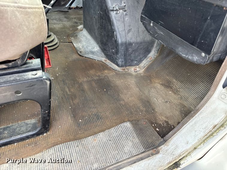 image for item DO2223 1998 International 4900 box truck