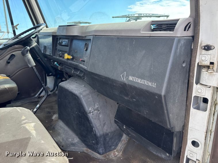 image for item DO2223 1998 International 4900 box truck