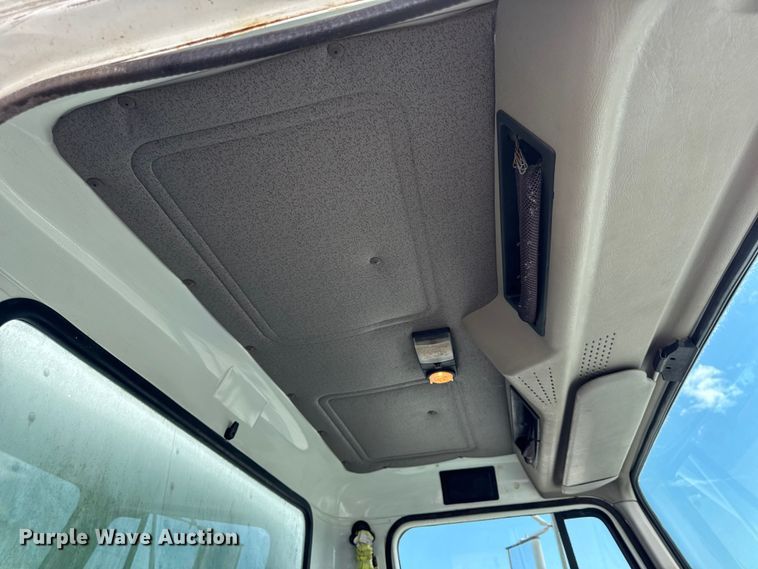 image for item DO2223 1998 International 4900 box truck