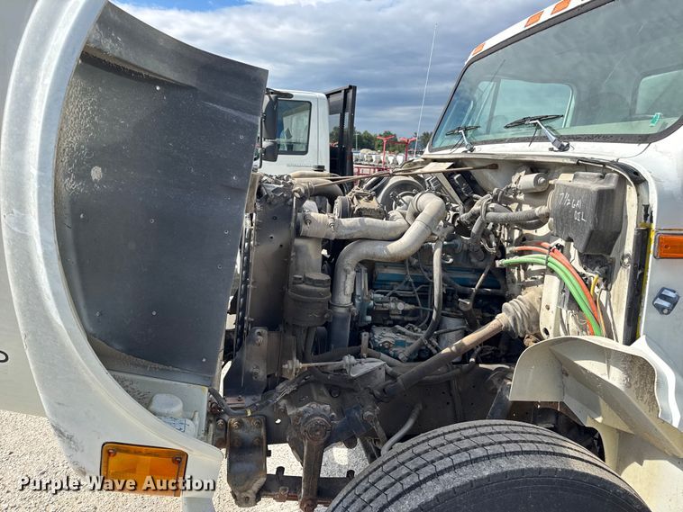 image for item DO2223 1998 International 4900 box truck