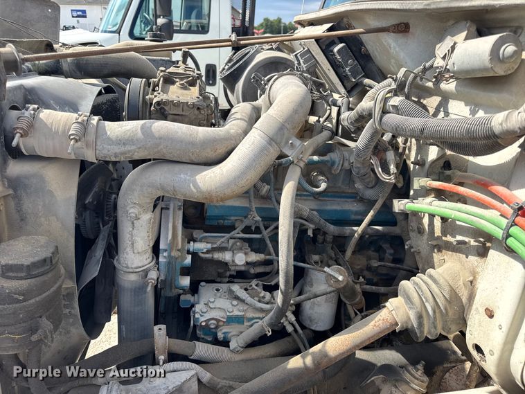 image for item DO2223 1998 International 4900 box truck