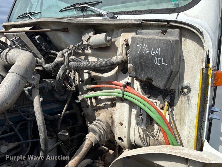 image for item DO2223 1998 International 4900 box truck