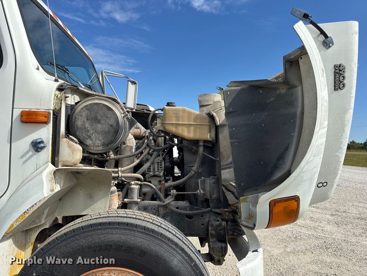 image for item DO2223 1998 International 4900 box truck