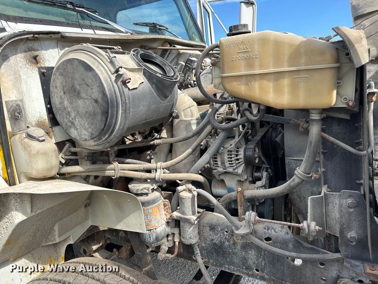 image for item DO2223 1998 International 4900 box truck