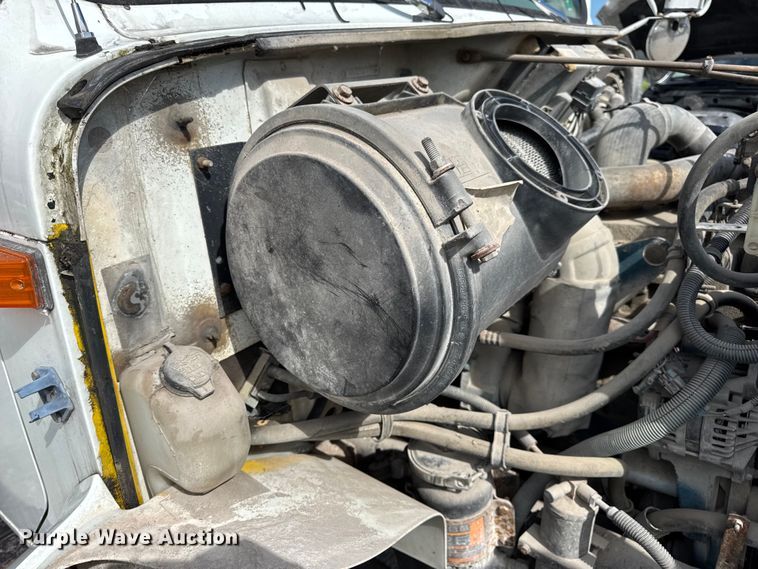 image for item DO2223 1998 International 4900 box truck