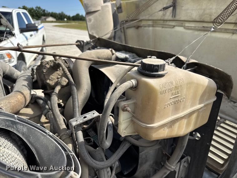 image for item DO2223 1998 International 4900 box truck