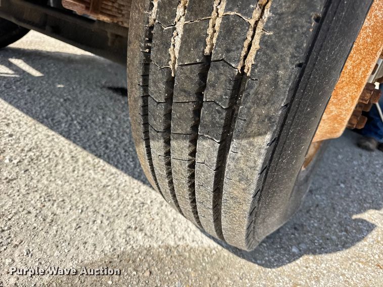 image for item DO2223 1998 International 4900 box truck