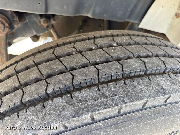 image for item DO2223 1998 International 4900 box truck