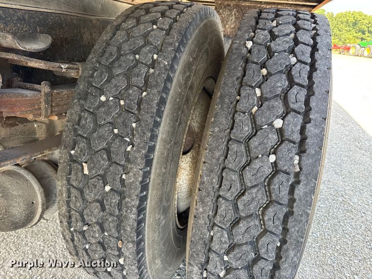 image for item DO2223 1998 International 4900 box truck