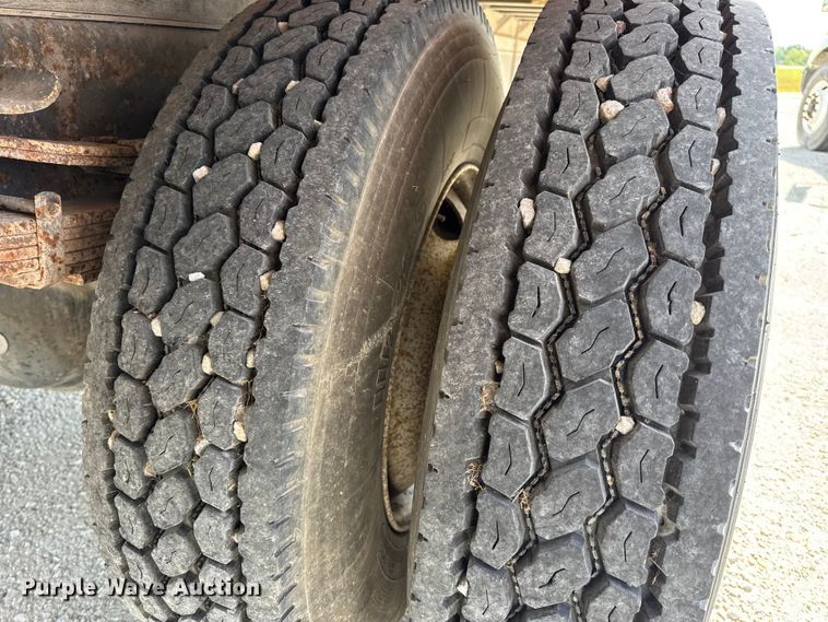 image for item DO2223 1998 International 4900 box truck