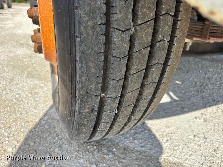 image for item DO2223 1998 International 4900 box truck