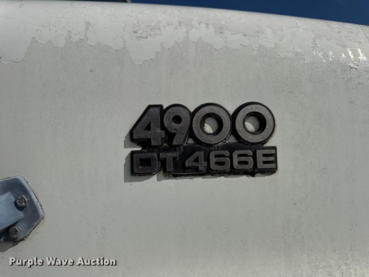 image for item DO2223 1998 International 4900 box truck