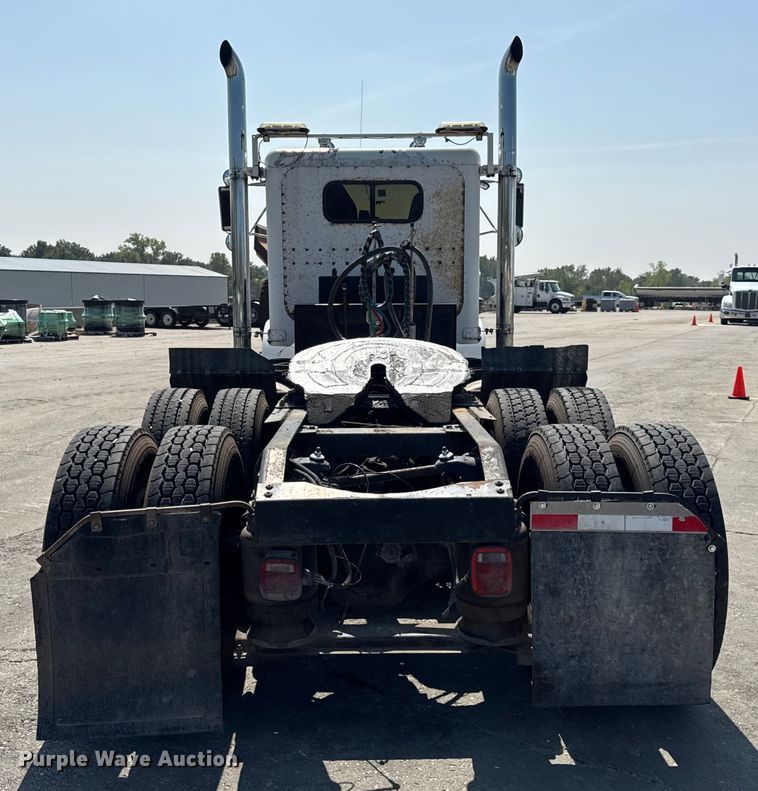 image for item DO2231 2000 Peterbilt 378 semi truck