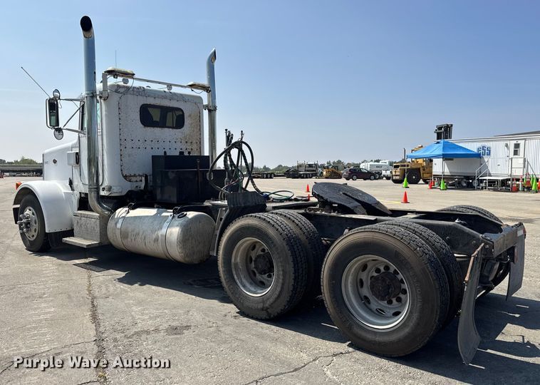 image for item DO2231 2000 Peterbilt 378 semi truck
