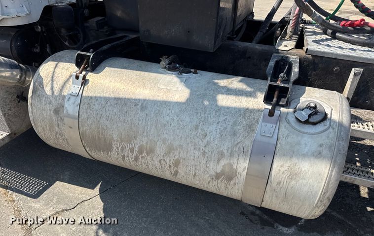 image for item DO2231 2000 Peterbilt 378 semi truck