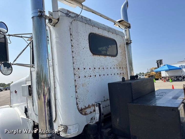 image for item DO2231 2000 Peterbilt 378 semi truck