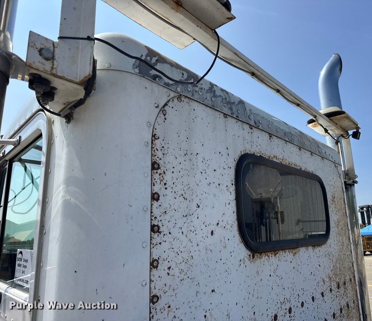 image for item DO2231 2000 Peterbilt 378 semi truck