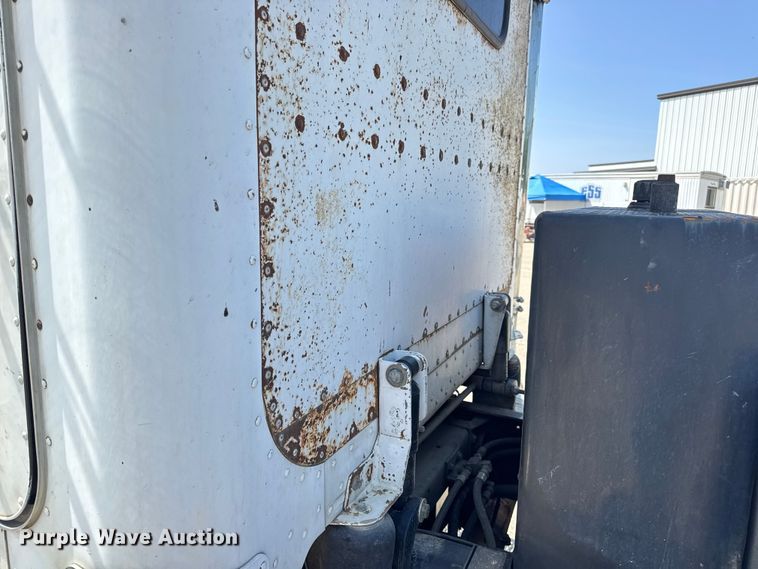 image for item DO2231 2000 Peterbilt 378 semi truck