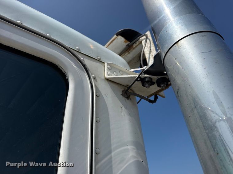 image for item DO2231 2000 Peterbilt 378 semi truck