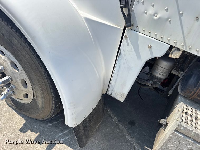 image for item DO2231 2000 Peterbilt 378 semi truck