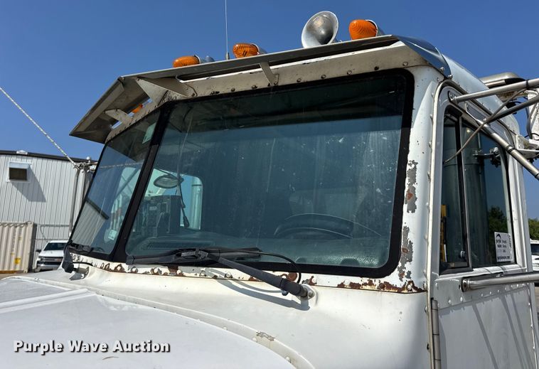 image for item DO2231 2000 Peterbilt 378 semi truck