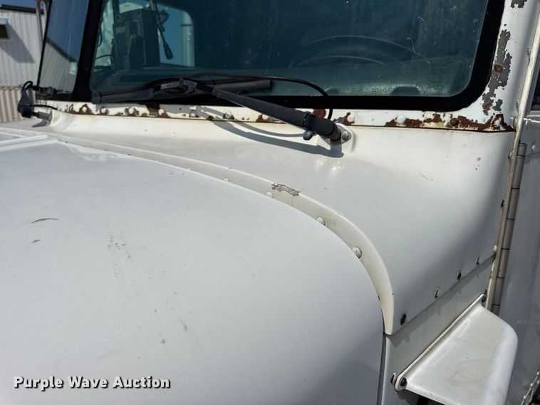 image for item DO2231 2000 Peterbilt 378 semi truck