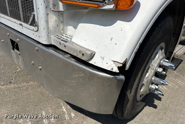 image for item DO2231 2000 Peterbilt 378 semi truck