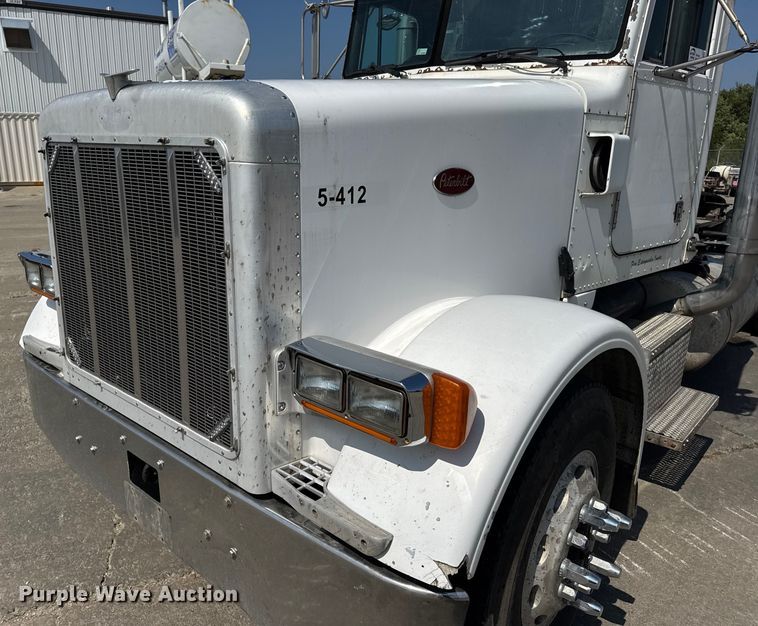 image for item DO2231 2000 Peterbilt 378 semi truck