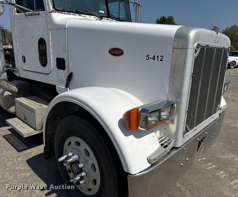 image for item DO2231 2000 Peterbilt 378 semi truck