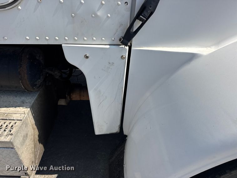 image for item DO2231 2000 Peterbilt 378 semi truck