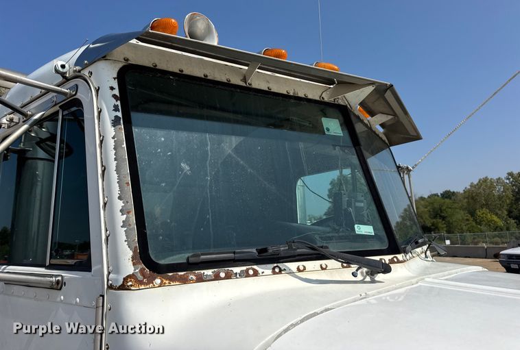 image for item DO2231 2000 Peterbilt 378 semi truck