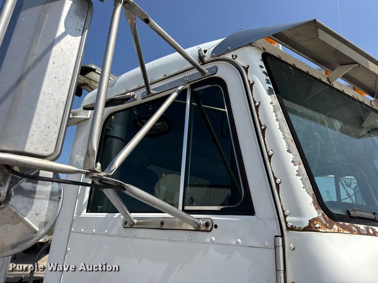 image for item DO2231 2000 Peterbilt 378 semi truck