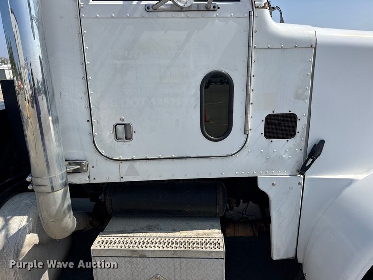 image for item DO2231 2000 Peterbilt 378 semi truck