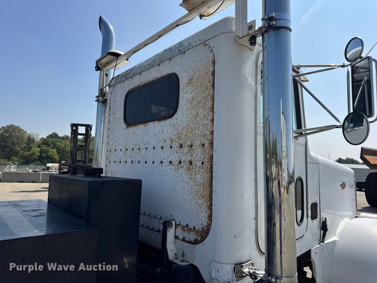 image for item DO2231 2000 Peterbilt 378 semi truck